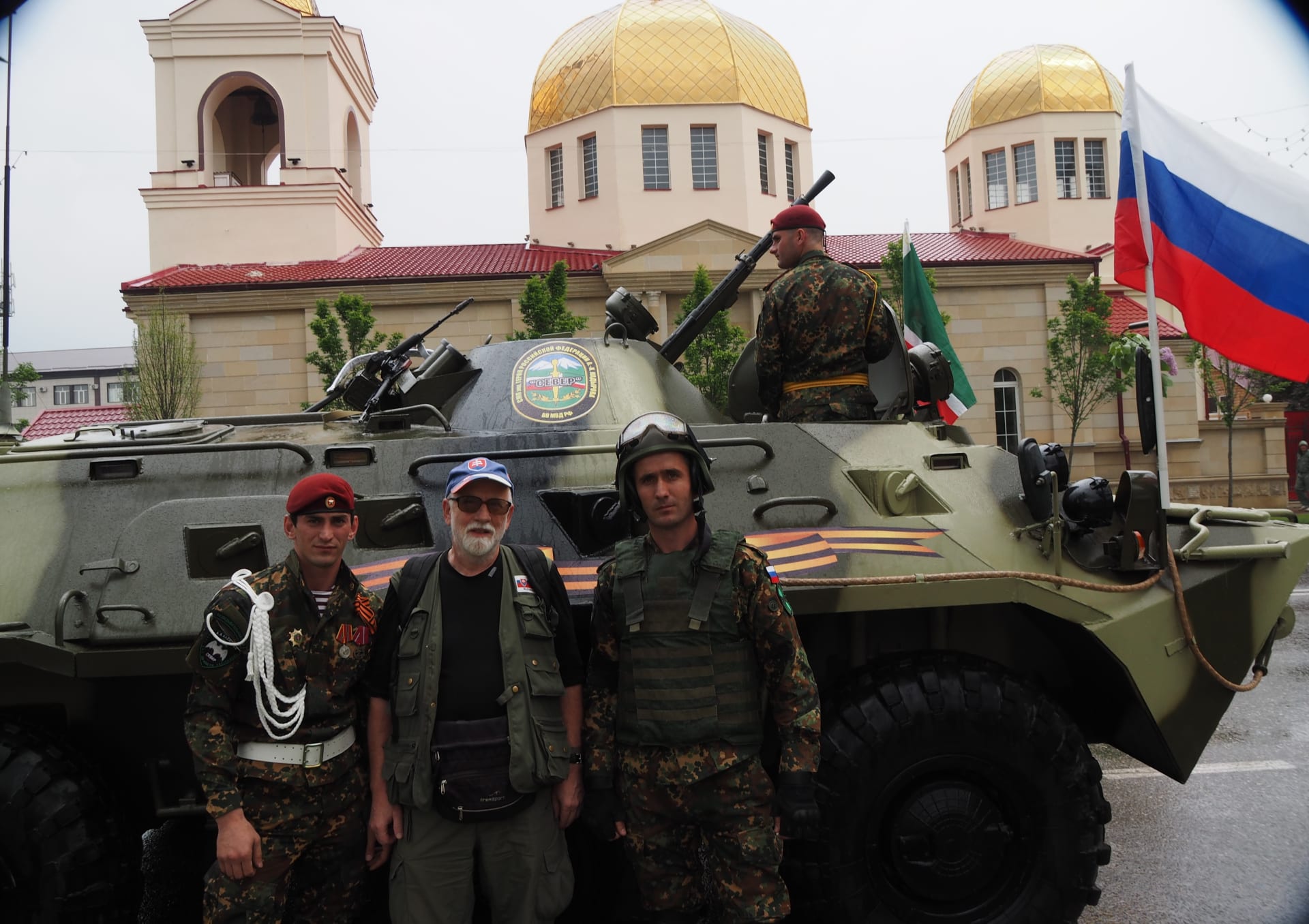 S příslušníky Kadyrovovy soukromé armády, Groznyj, květen 2015