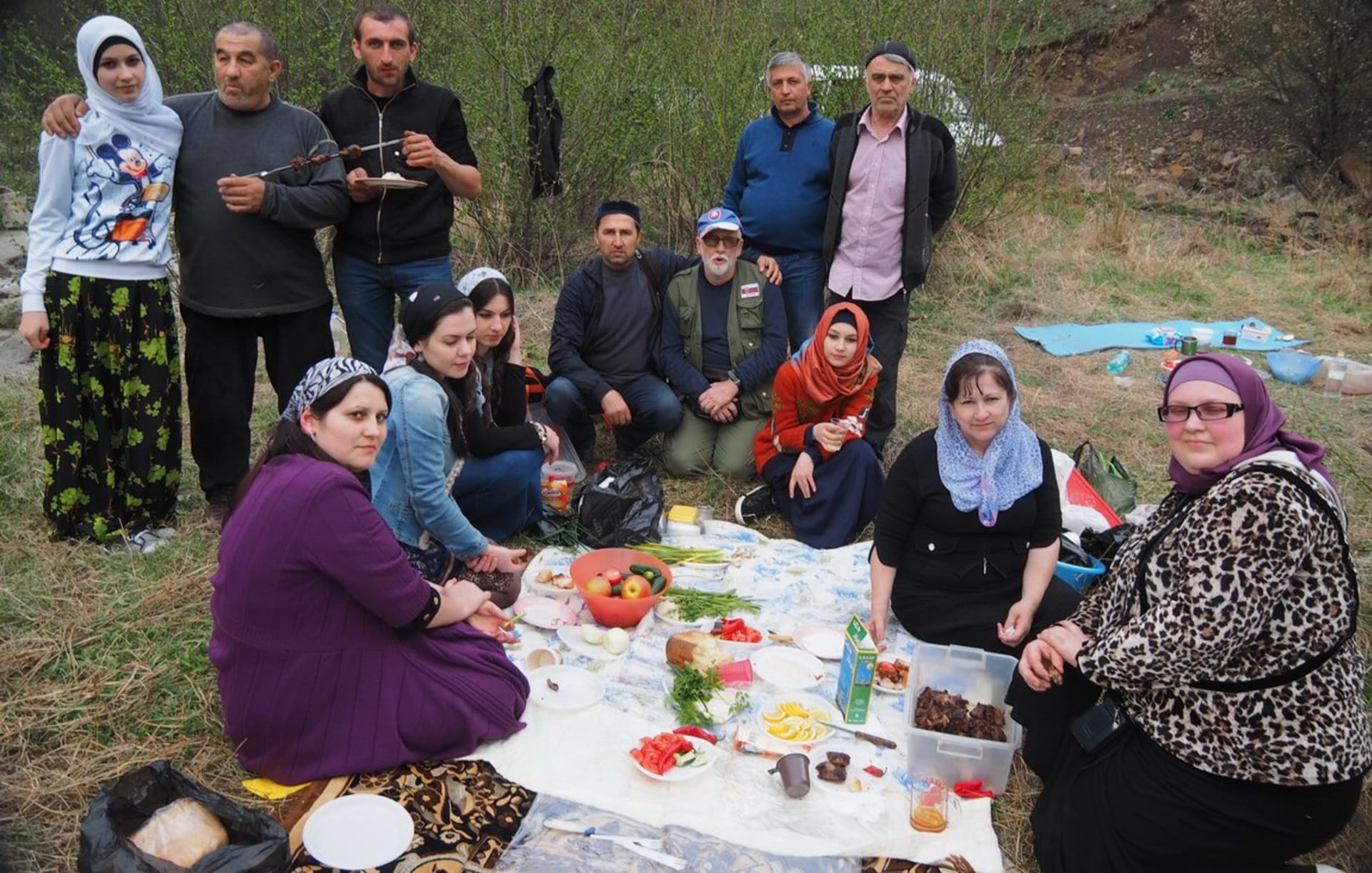 Fero Richard Hrabal-Kronďák na pikniku s čečenskými přáteli