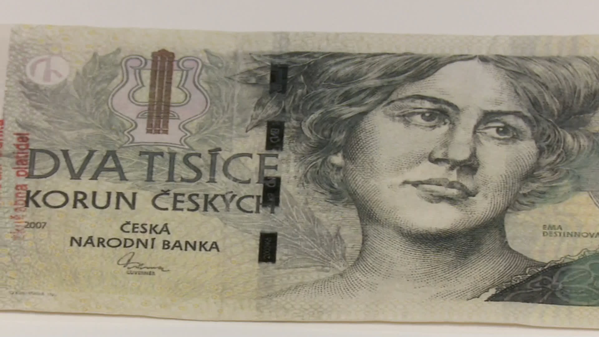 Dvoutisícovka se slavnou pěvkyní Emmou Destinovou je ze všech bankovek v oběhu padělaná nejčastěji.