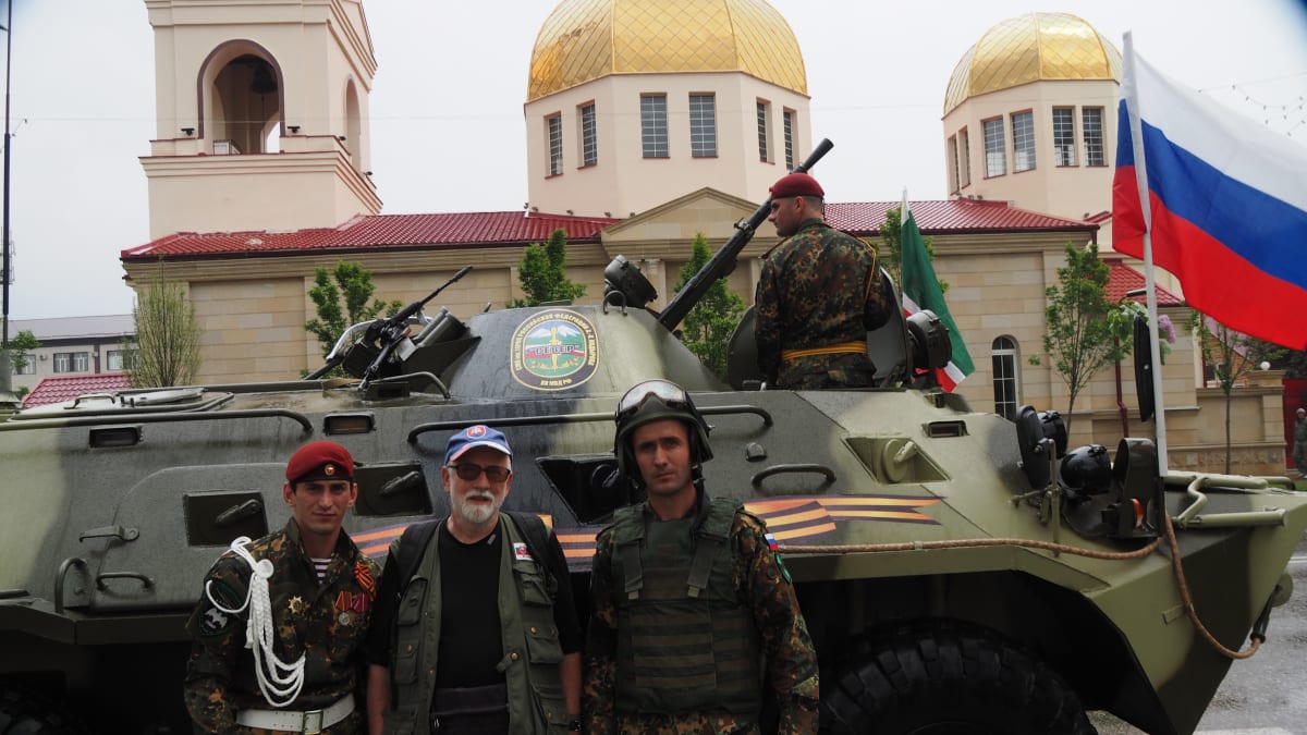 S příslušníky Kadyrovovy soukromé armády, Groznyj, květen 2015