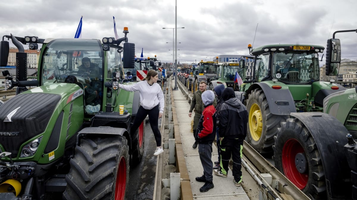 Zemědělci na posledním protestu v Praze zablokovali magistrálu.