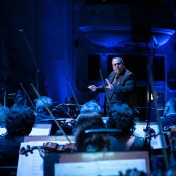 Rezident nahrávacích studií Abbey Road, Chris Egan, diriguje na zahajovacím koncertě v Obecním domě.