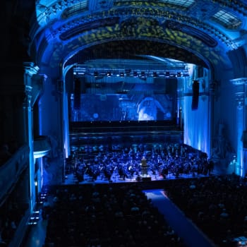 Úvodní Hedwig’s Theme dirigováno jeho orchestrátorem Conradem Popem za doprovodu jedinečných projekcí v průběhu zahajovacího koncertu.
