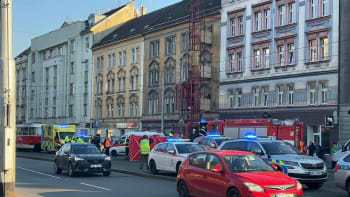 Tragická nehoda v Praze: Chodkyně nepřežila srážku s tramvají. Provoz na Plzeňské je přerušen