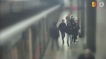 Mladíci v Praze napadli fanouška Slavie. Sebrali mu šálu a čepici, hrozí jim desetiletý trest