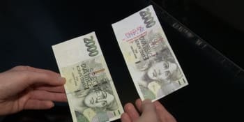 Falešných bankovek a mincí v Česku přibývá. Odborníci řekli, jak padělky rychle poznat
