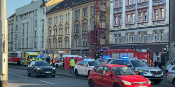 Tragická nehoda v Praze: Chodkyni odmrštila tramvaj pod auto, žena na místě zemřela