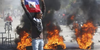 Chaos na Haiti: Gangy osvobodily tisíce vězňů, zemřelo deset lidí. Platí výjimečný stav
