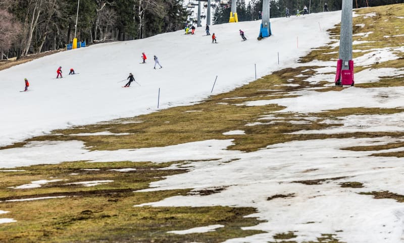 V Deštném v Orlických horách se ještě minulý týden lyžovalo na posledních centimetrech sněhu. 27. 2. 2024 