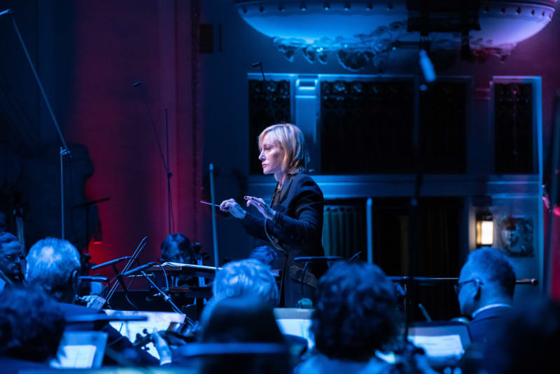 Orchestrátorka Nan Schwartz diriguje hudbu z oscarového filmu Pinocchio Guillerma del Tora.