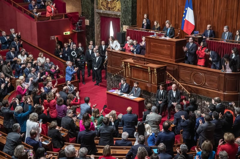 Francuzští zákonodárci do ústavy zakotvili právo na potrat.