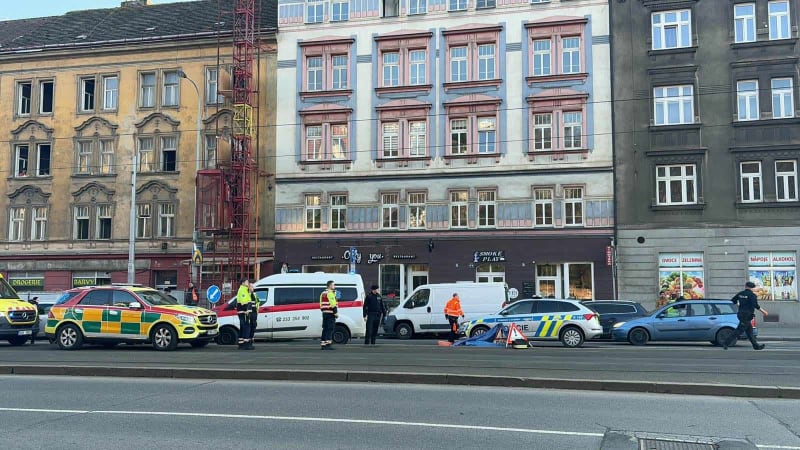 Tramvaj srazila chodkyni na Plzeňské ulici.