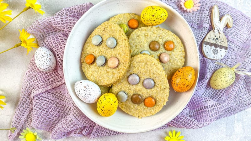 Velikonoční ovesné sušenky s lentilkami – veselá výslužka pro malé koledníky