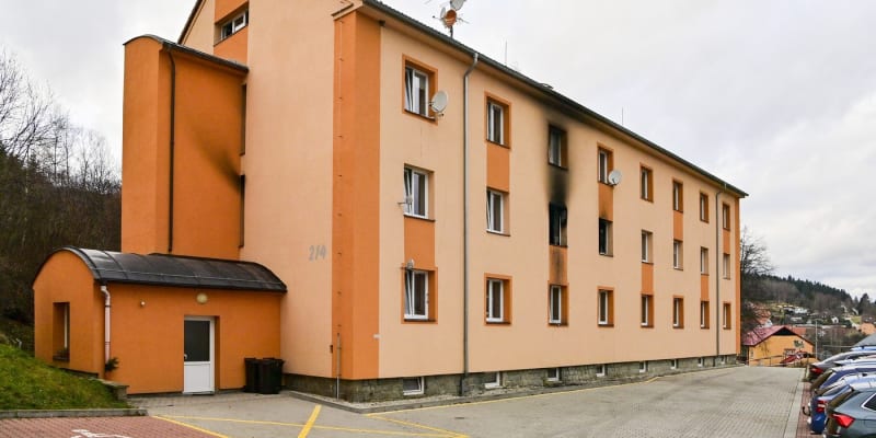 Dům s pečovatelskou službou ve Větřní na Českokrumlovsku, kde 29. prosince 2023 hořelo a zranilo se několik lidí.
