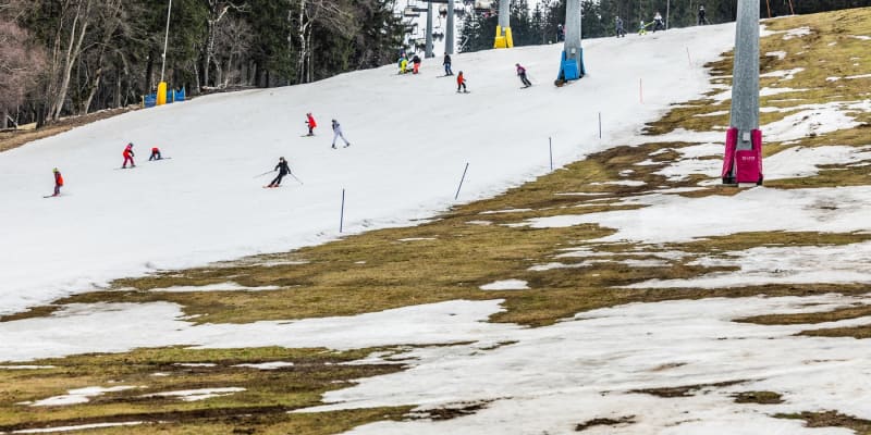 V Deštném v Orlických horách se ještě minulý týden lyžovalo na posledních centimetrech sněhu. 27. 2. 2024 