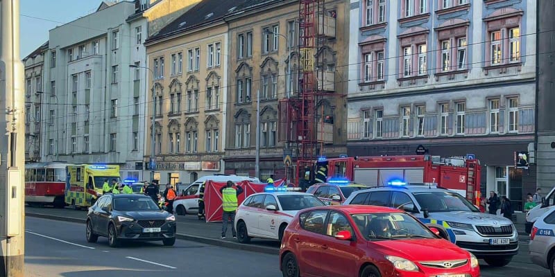 Tramvaj srazila chodkyni na Plzeňské ulici.