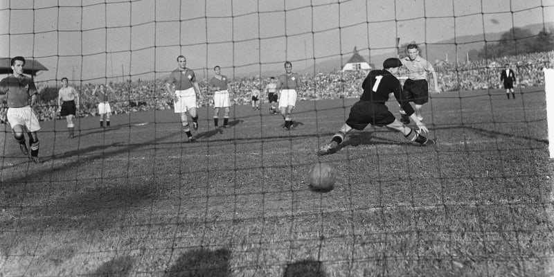 Gól Keese Rijverse na 3:2 v zápase Nizozemska proti Švýcarsku 15. října 1950
