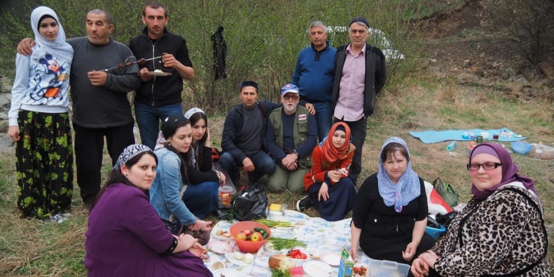 Fero Richard Hrabal-Kronďák na pikniku s čečenskými přáteli
