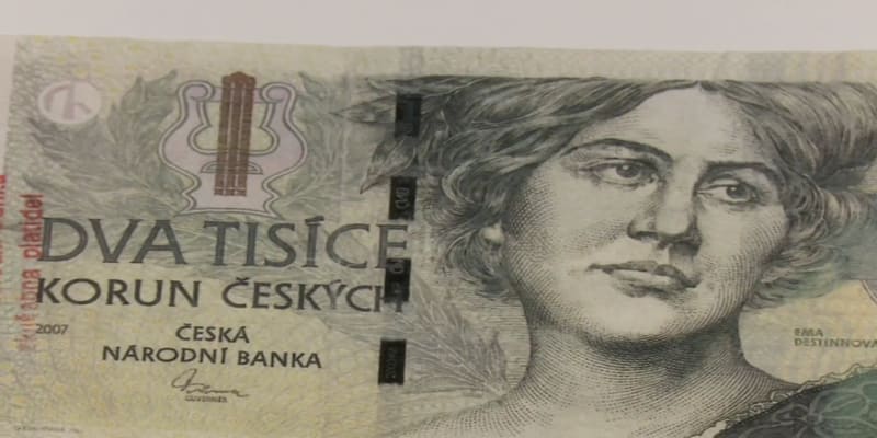 Dvoutisícovka se slavnou pěvkyní Emmou Destinovou je ze všech bankovek v oběhu padělaná nejčastěji.