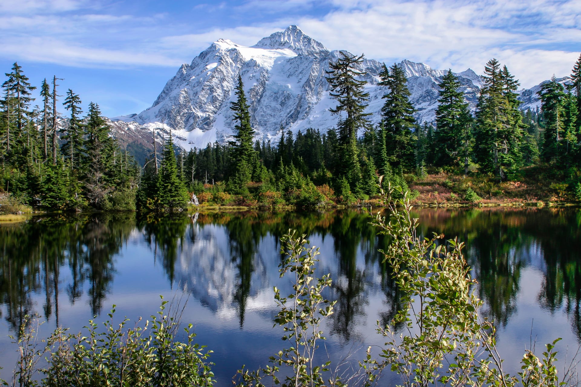 Národní park North Cascades se rozkládá na území od deštného pralesa po suchý ekosystém.