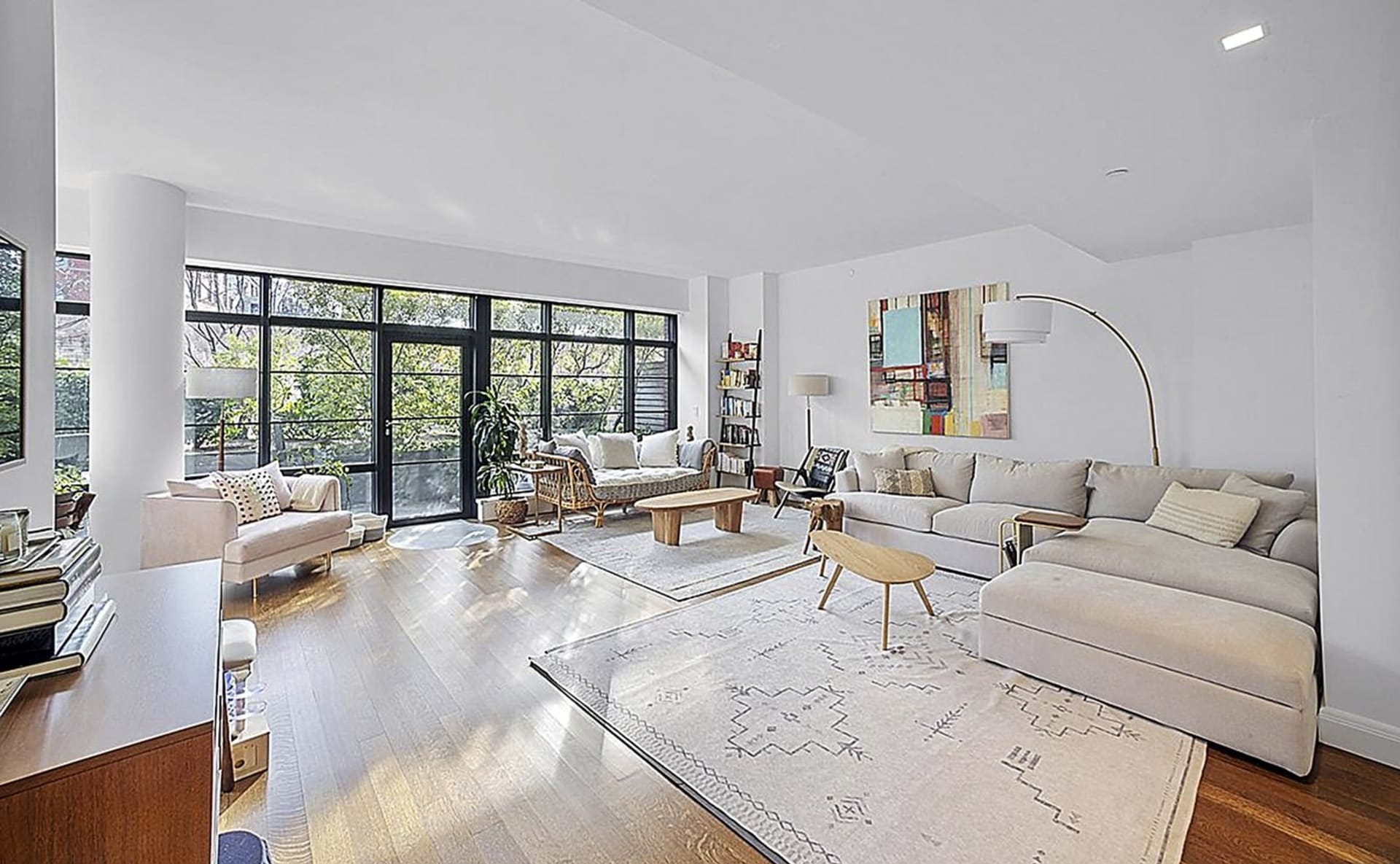  Irina Shayk pronajímá svůj nádherný byt v New Yorku: Rozlehlý obývací pokoj nabízí spoustu prostoru pro odpočinek i zábavu. 