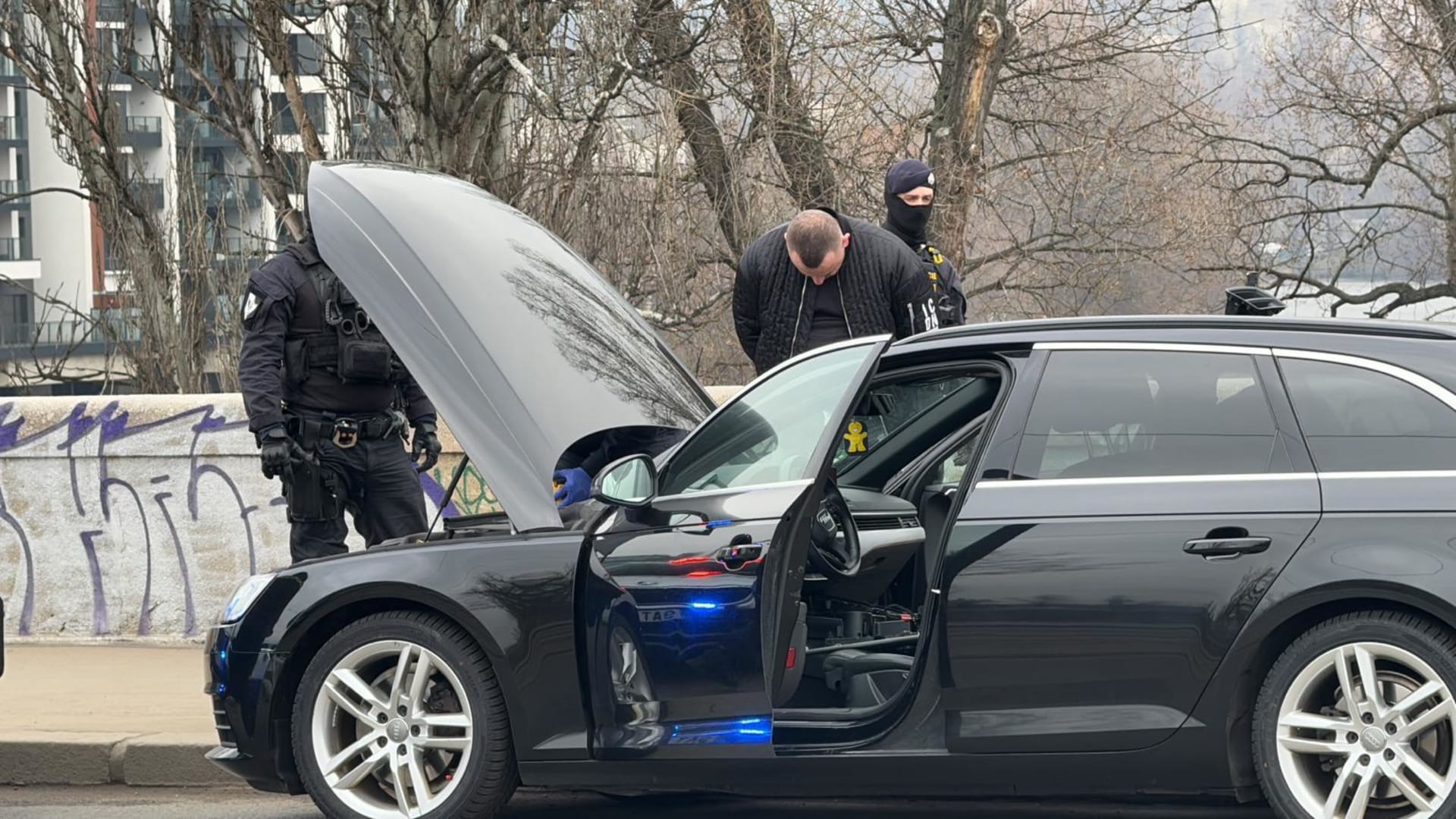 Policisté prohledávají auto na Libeňském mostě.