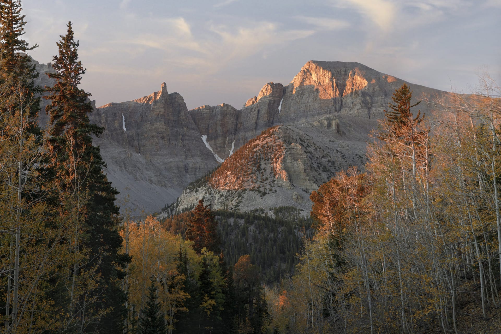 Národní park Great Basin se rozkládá na území, kde se horské vrcholy setkávají s pouštním údolím.