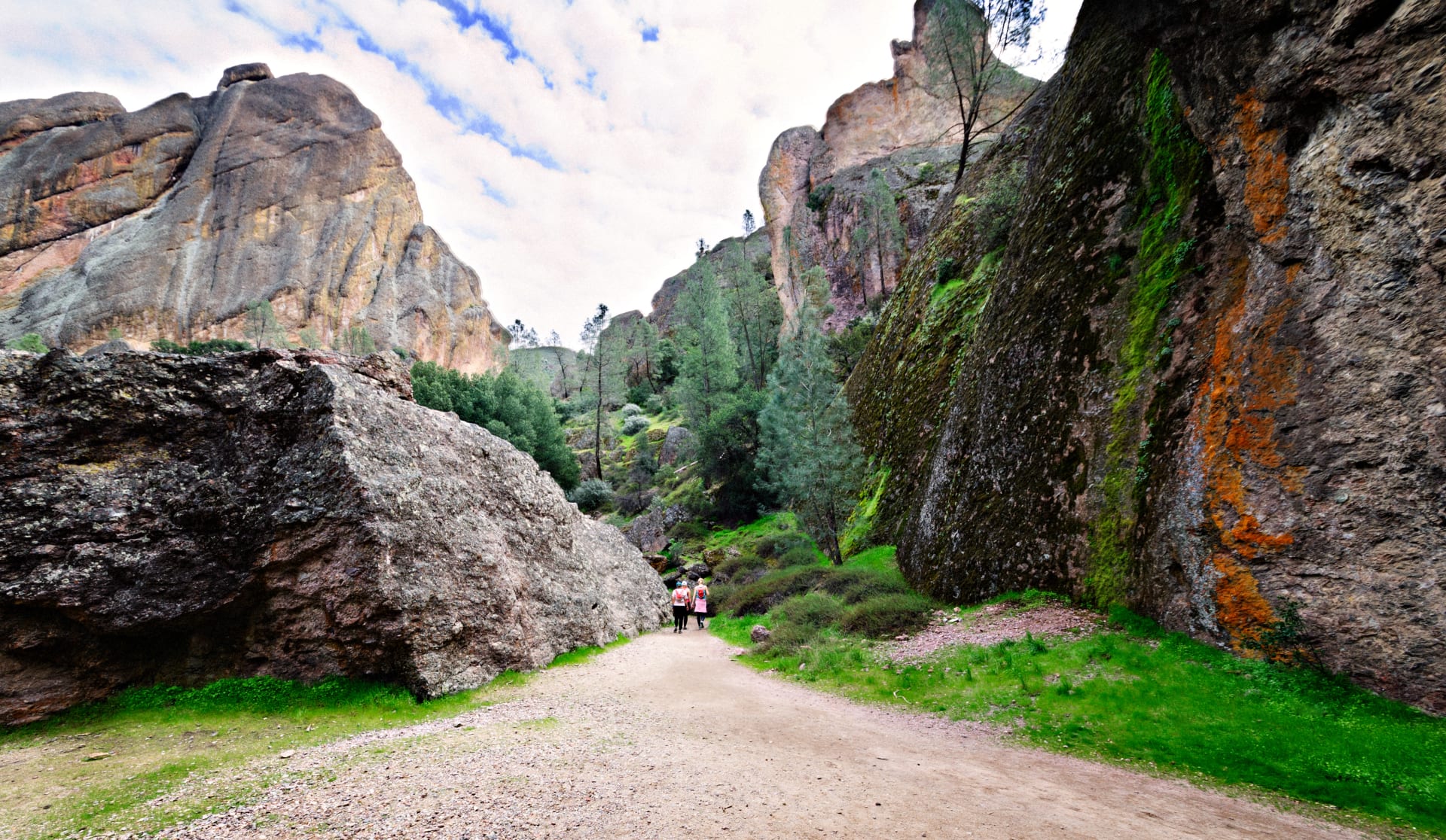 Národní park Pinnacles láká zejména turisty a horolezce.
