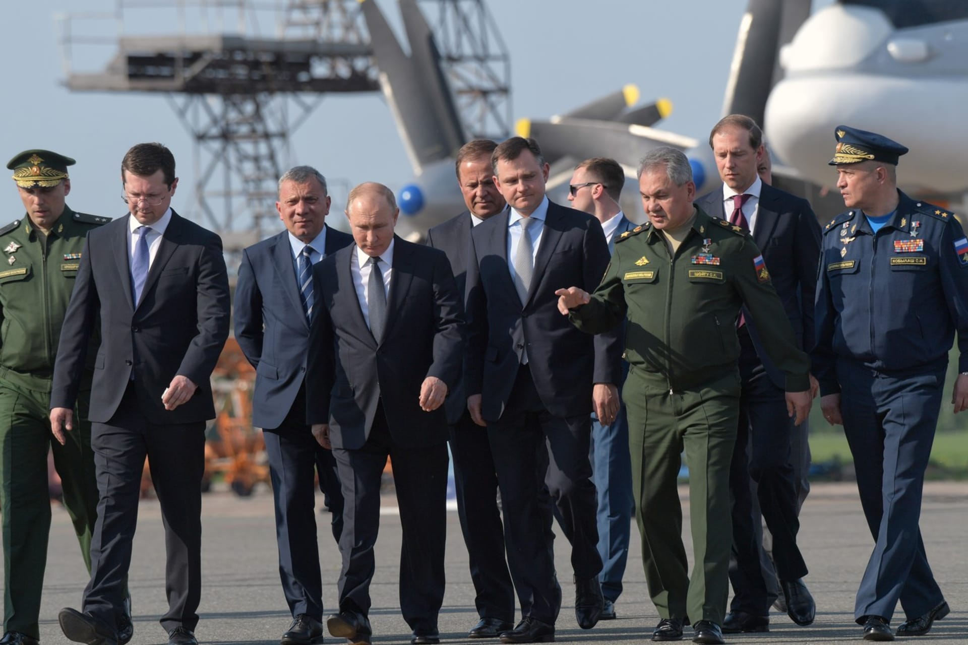 Sergej Kobylaš (první zprava) na snímku s ministrem obrany Sergejem Šojguem  (druhý zprava) a prezidentem Vladimirem Putinem (uprostřed)