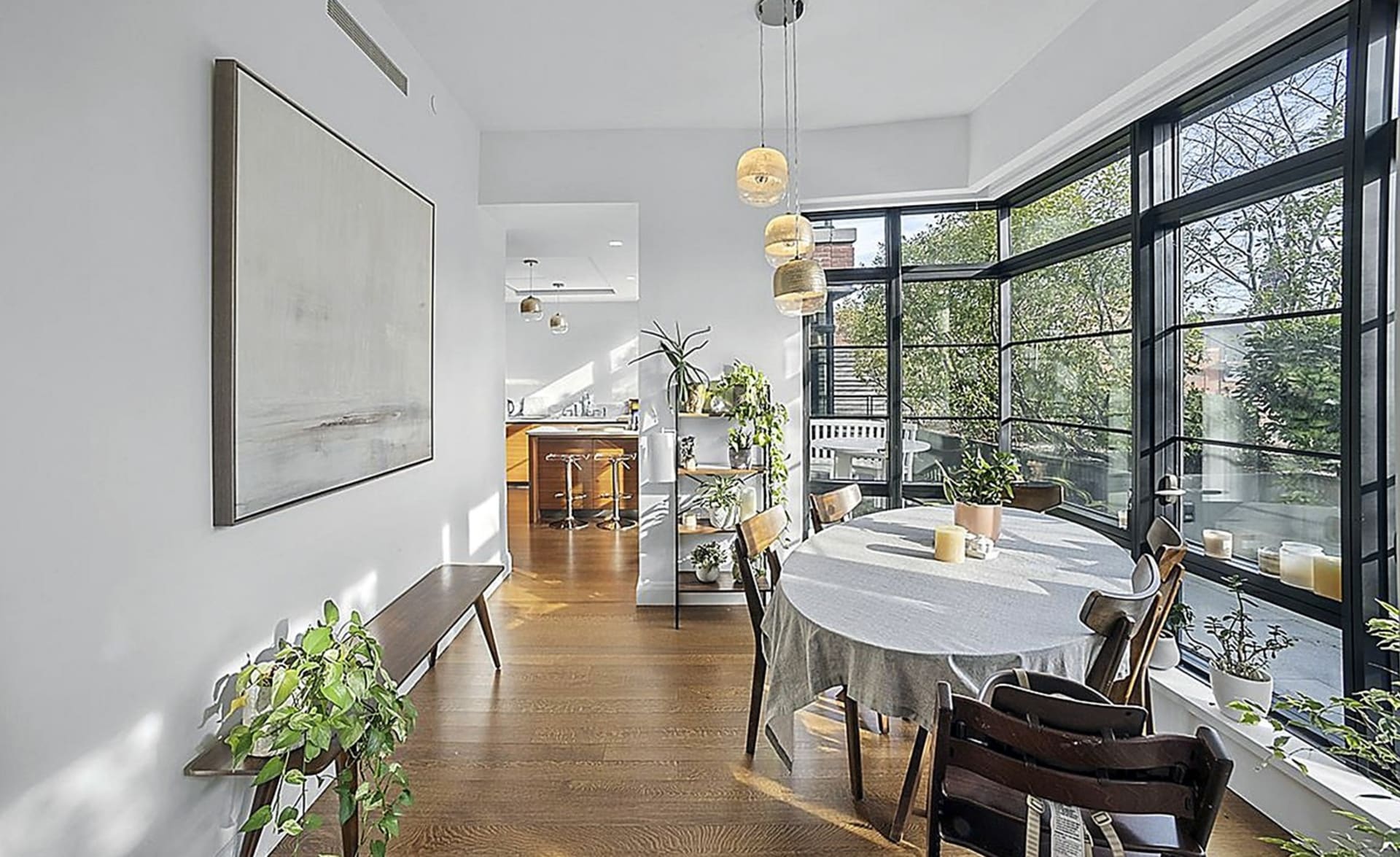 Irina Shayk pronajímá svůj nádherný byt v New Yorku: K dispozici je také prostorný jídelní kout.  Okna od podlahy ke stropu se táhnou po celé délce tohoto bytu.