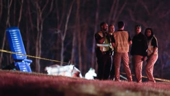 Letadlo se zřítilo u dálnice u amerického Nashvillu. Všichni na palubě zahynuli, říká policie