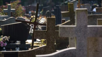 Hyenismus na hřbitově v Kopřivnici: Zloděj ukradl urny i pamětní desky padlých vojáků