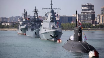 Rusové přišli o další válečnou loď. Video ukazuje, jak drony zničily kolos za 1,5 miliardy korun