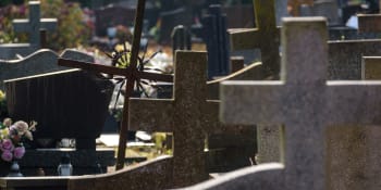 Hyenismus na hřbitově v Kopřivnici: Zloděj ukradl urny i pamětní desky padlých vojáků