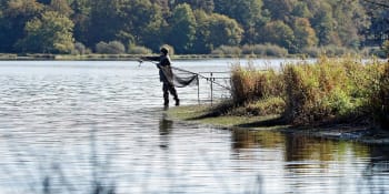 Tragédie při rybaření v Nemšové: Muž se utopil v rybníce, snažil se uvolnit zachycený háček