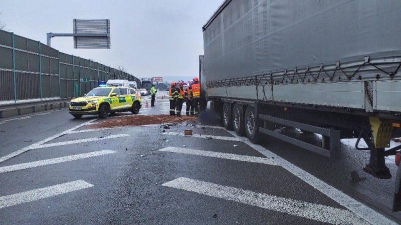 Nehoda dvou nákladních vozidel na 187. kilometru D1 