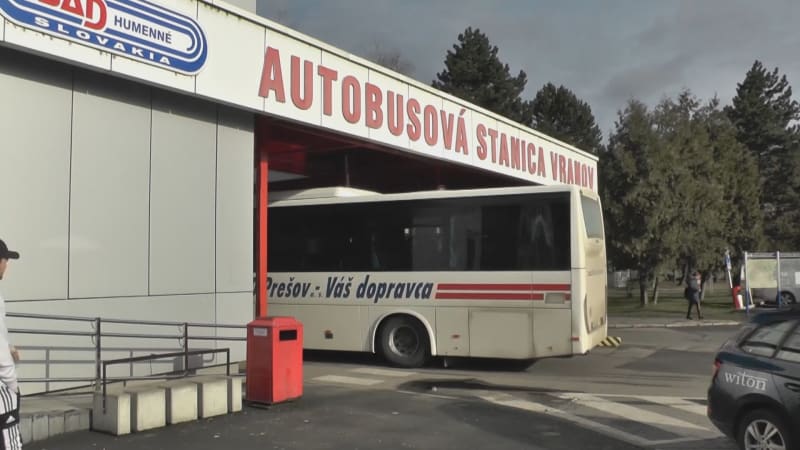 Po bitce dětí hlídkují na autobusovém nádraží ve Vranově nad Topou strážníci.