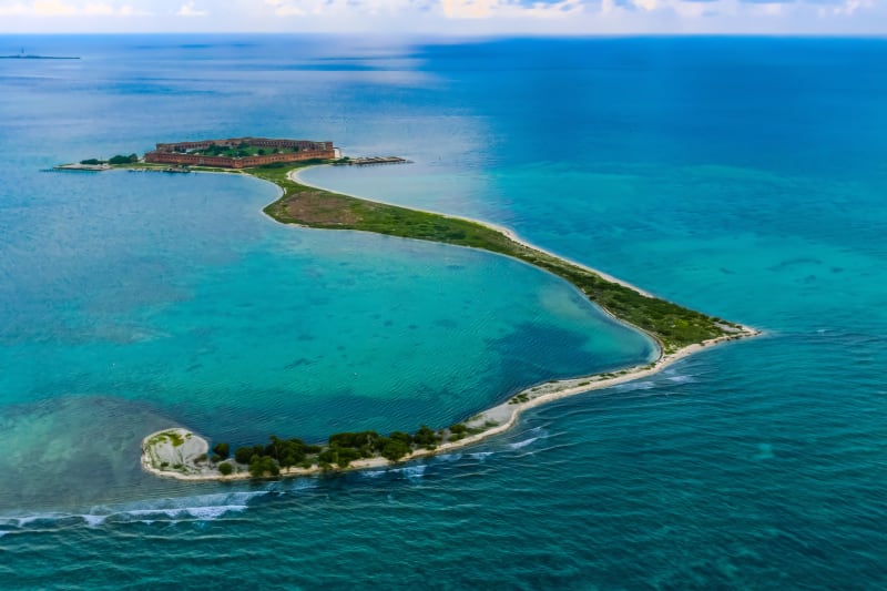 Ostrovní národní park Dry Tortugas na Floridě se může pyšnit jednou z největších pevností v zemi z 19. století: Fort Jefferson. Rezervace se rozkládá převážně na vodě.