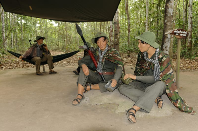 Figuríny znázorňující vojáky Vietkongu v táboře v džungli