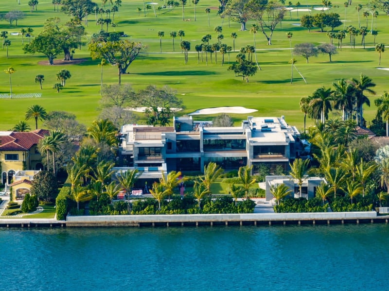 Toma Bradyho vyšla rezidence na neuvěřitelných 400 milionů korun. 