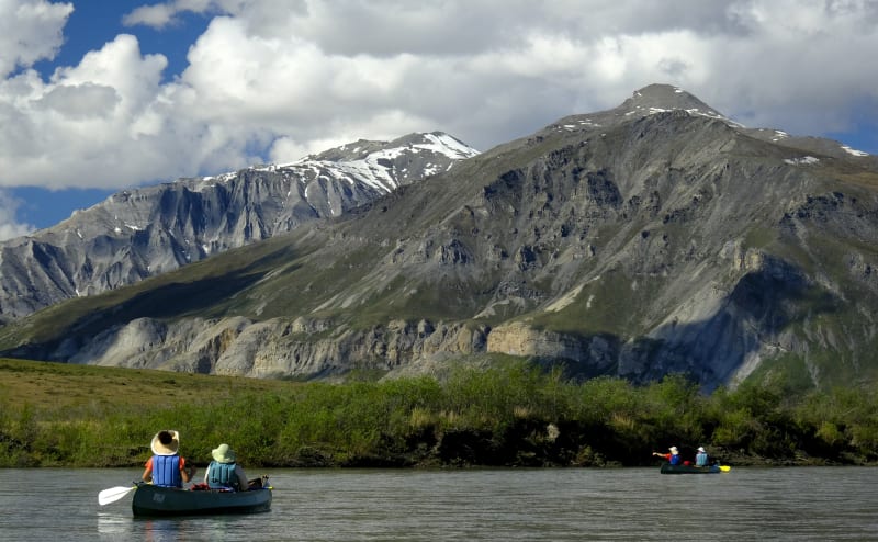 Druhý největší americký národní park Gates of the Arctic na Aljašce. V roce 2023 ho navštívilo jen něco málo přes 11 tisíc turistů. Stal se tak nejméně navštěvovaným národním parkem USA minulého roku.