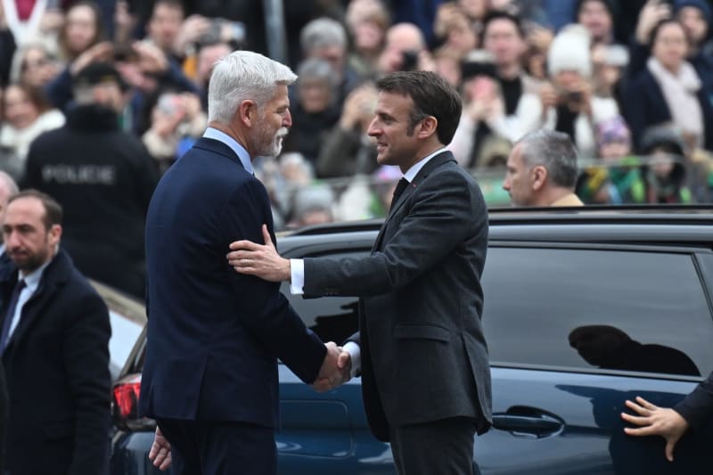 Prezident Petr Pavel se svým francouzským protějškem Emmanuelem Macronem