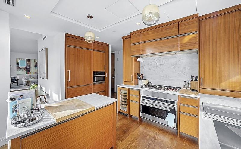  Irina Shayk pronajímá svůj nádherný byt v New Yorku: Kuchyň je špičková ve všech směrech, včetně skříněk z ořechového dřeva, pultů z bílého mramoru, luxusního niklového kování a nejmodernějších spotřebičů. 