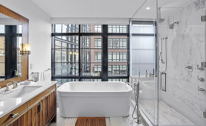  Irina Shayk pronajímá svůj nádherný byt v New Yorku:  Hlavní ložnice má šatnu hodnou přehlídkového mola a mramorovou koupelnu s obrovským skleněným sprchovým koutem, vanou a dvojitým umyvadem.