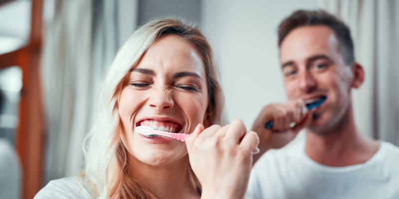 Víte, jak si nejlépe čistit zuby? Podle lékaře je pro každého postup individuální, stejně jako vybrané pomůcky.