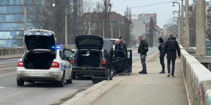 Policisté prohledávají auto na Libeňském mostě. 