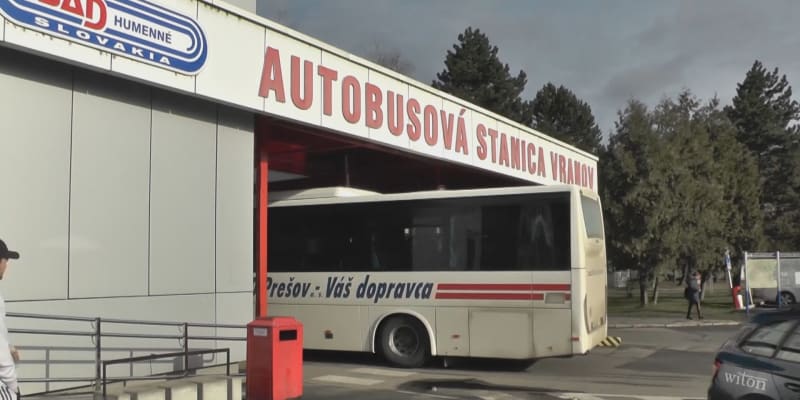 Po bitce dětí hlídkují na autobusovém nádraží ve Vranově nad Topou strážníci.
