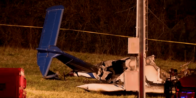 Na dálnici v Nashvillu spadlo malé letadlo, nikdo na palubě nepřežil