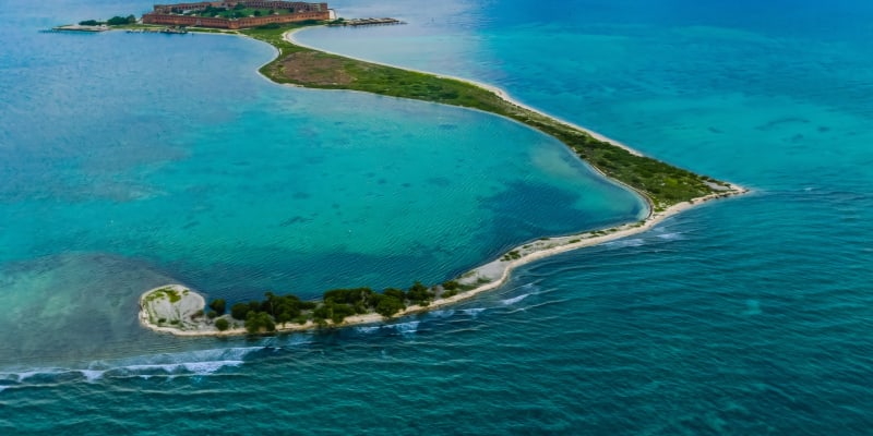 Ostrovní národní park Dry Tortugas na Floridě se může pyšnit jednou z největších pevností v zemi z 19. století: Fort Jefferson. Rezervace se rozkládá převážně na vodě.