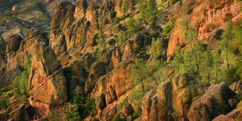 Národní park Pinnacles láká zejména turisty a horolezce.